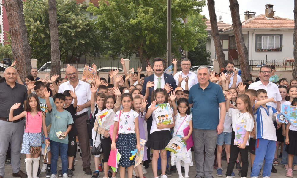 BAŞKAN ÖZEL KARNE SEVİNCİNE ORTAK OLDU