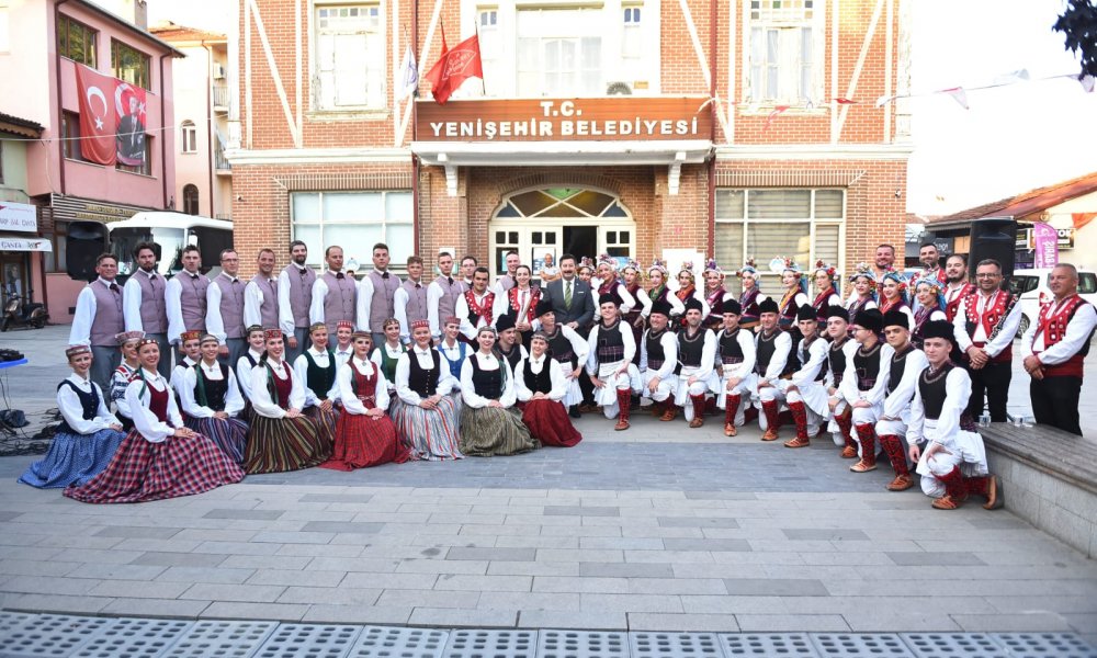 LETONYALI VE MAKEDON DANSÇILAR YENİŞEHİR’DE SAHNE ALDI